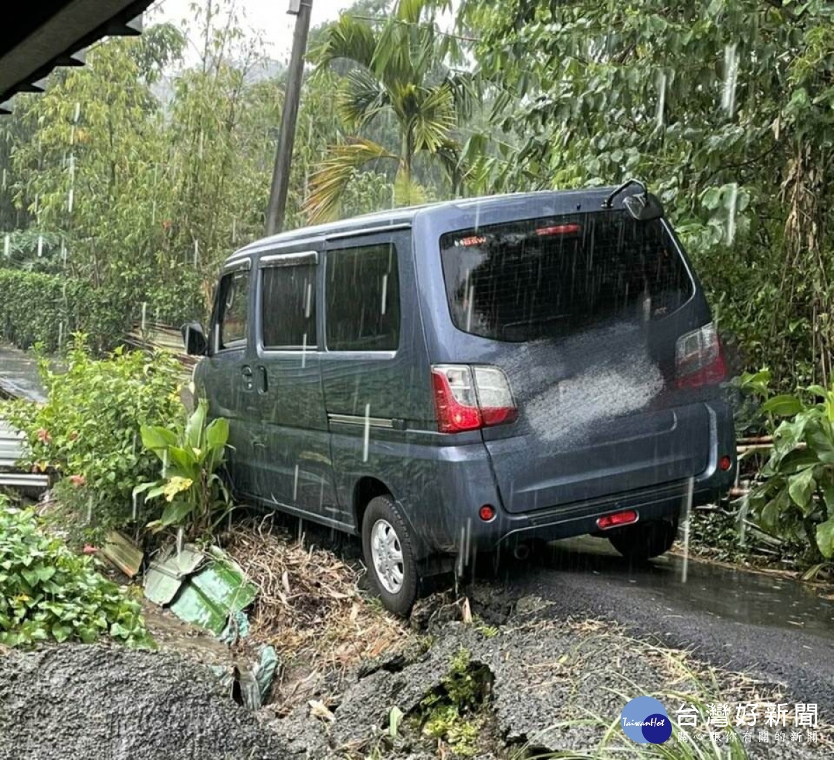 路況不熟卡坡坎，警消聯手救援脫困