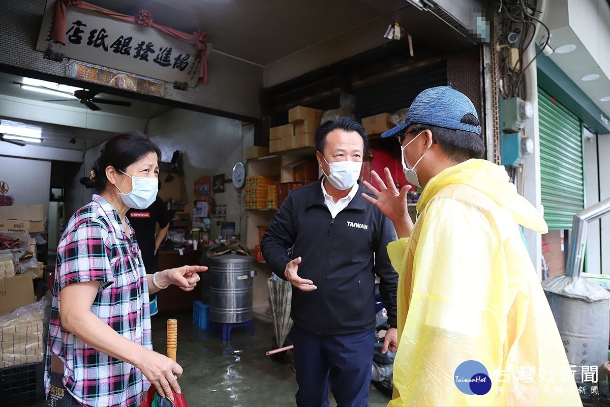 翁章梁關心民眾家裡淹水情形／陳致愷翻攝