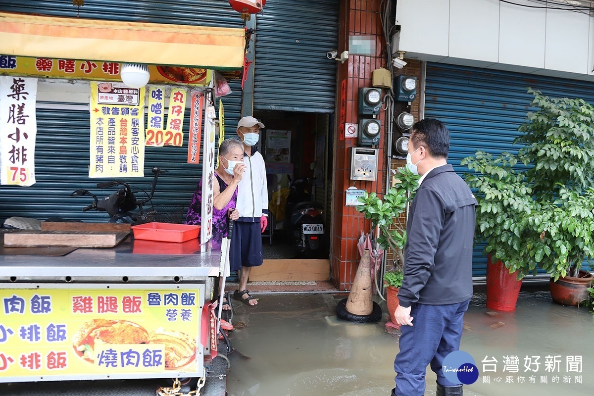 翁章梁關心民眾家裡淹水情形／陳致愷翻攝