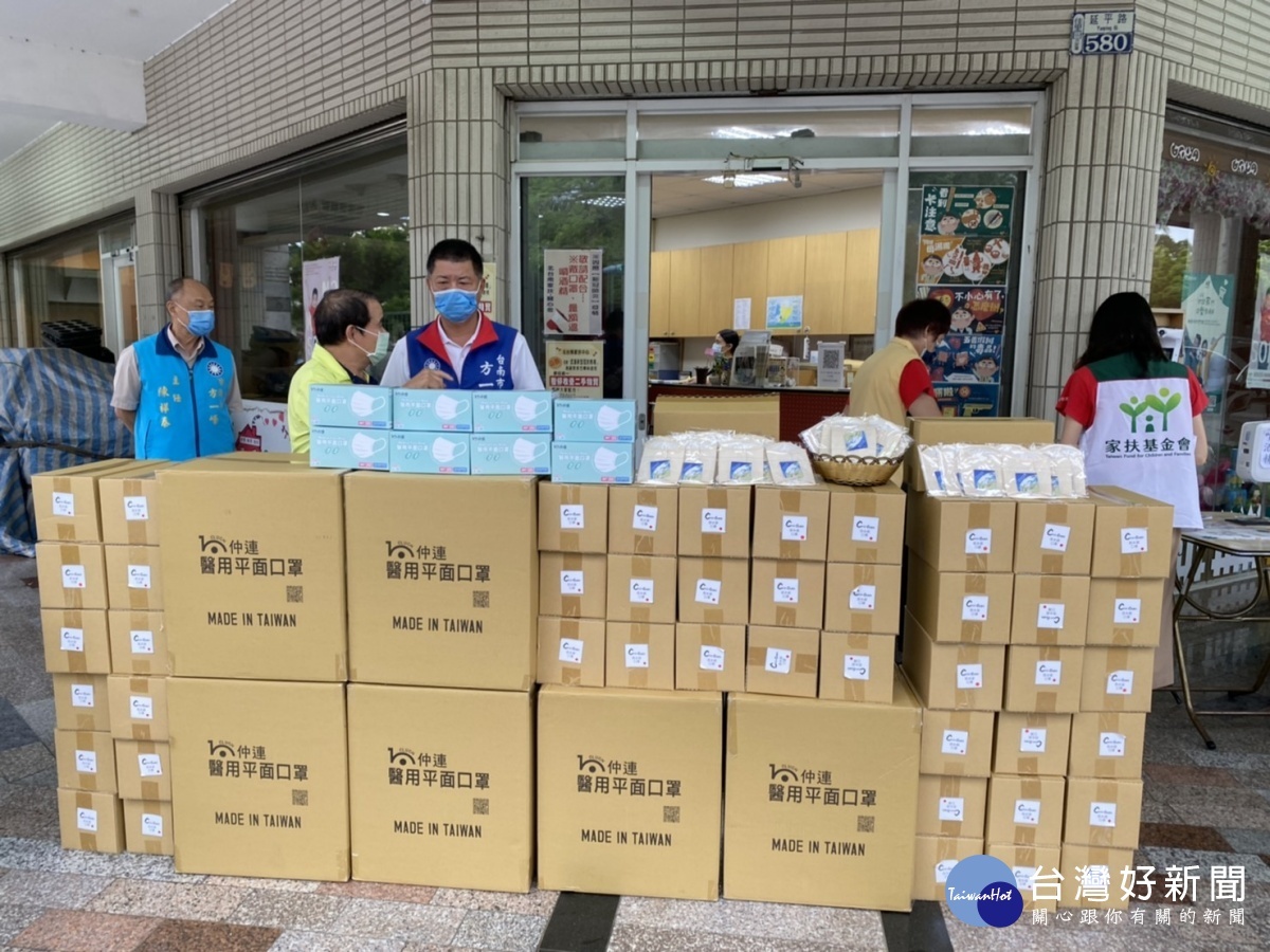 台南市議員方一峰結合企業捐口罩幫助家扶弱勢家庭。