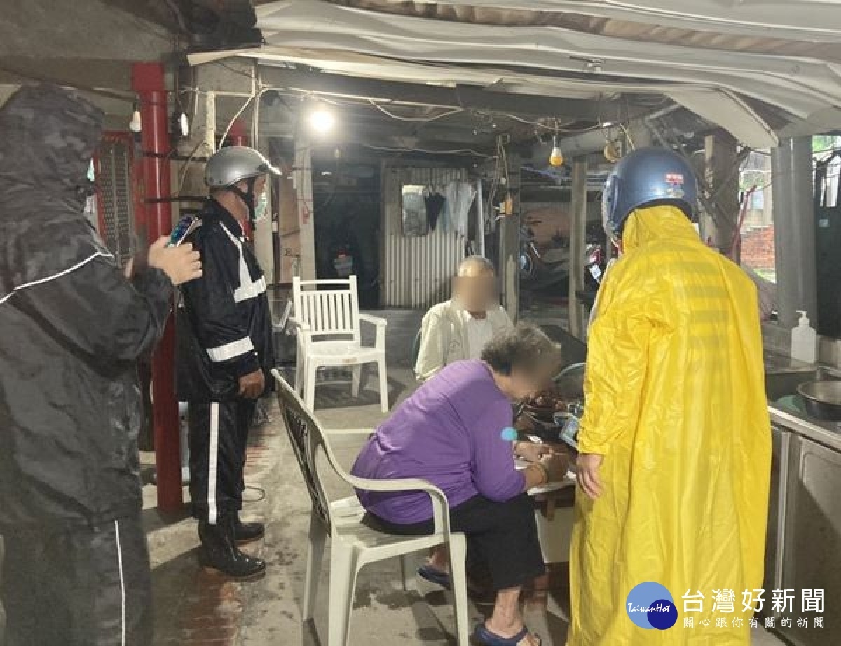 持續性降雨造成北港地區許多地方水深及膝，北港溪溪水暴漲，警方迅速通報，配合鎮公所針對河床住戶等15戶實施預防性勸離。