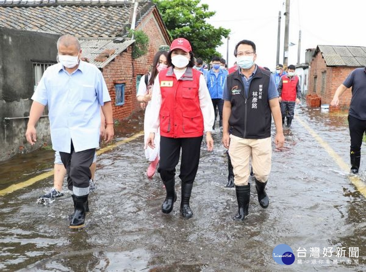 雲林沿海持續性強降雨，許多鄉鎮傳出淹水災情，縣長張麗善率水利團隊前往最為嚴重的北港及水林、口湖等處勘查，通盤檢討排水系統。