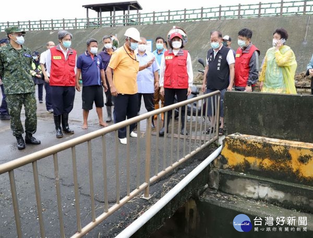 雲林沿海持續性強降雨，許多鄉鎮傳出淹水災情，縣長張麗善率水利團隊前往最為嚴重的北港及水林、口湖等處勘查，通盤檢討排水系統。