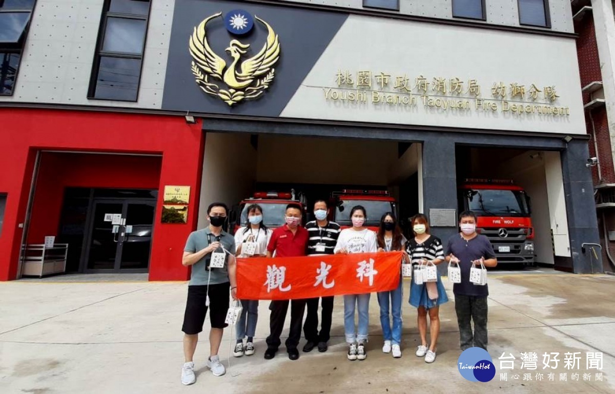 永平工商集資送愛心,將製作好的咖啡包分送鄰近警察局、消防隊、醫院,感謝他們的無私付出