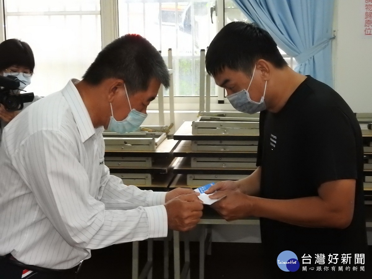 林季進董事長(左)親自發送急難救助。(縣府提供)