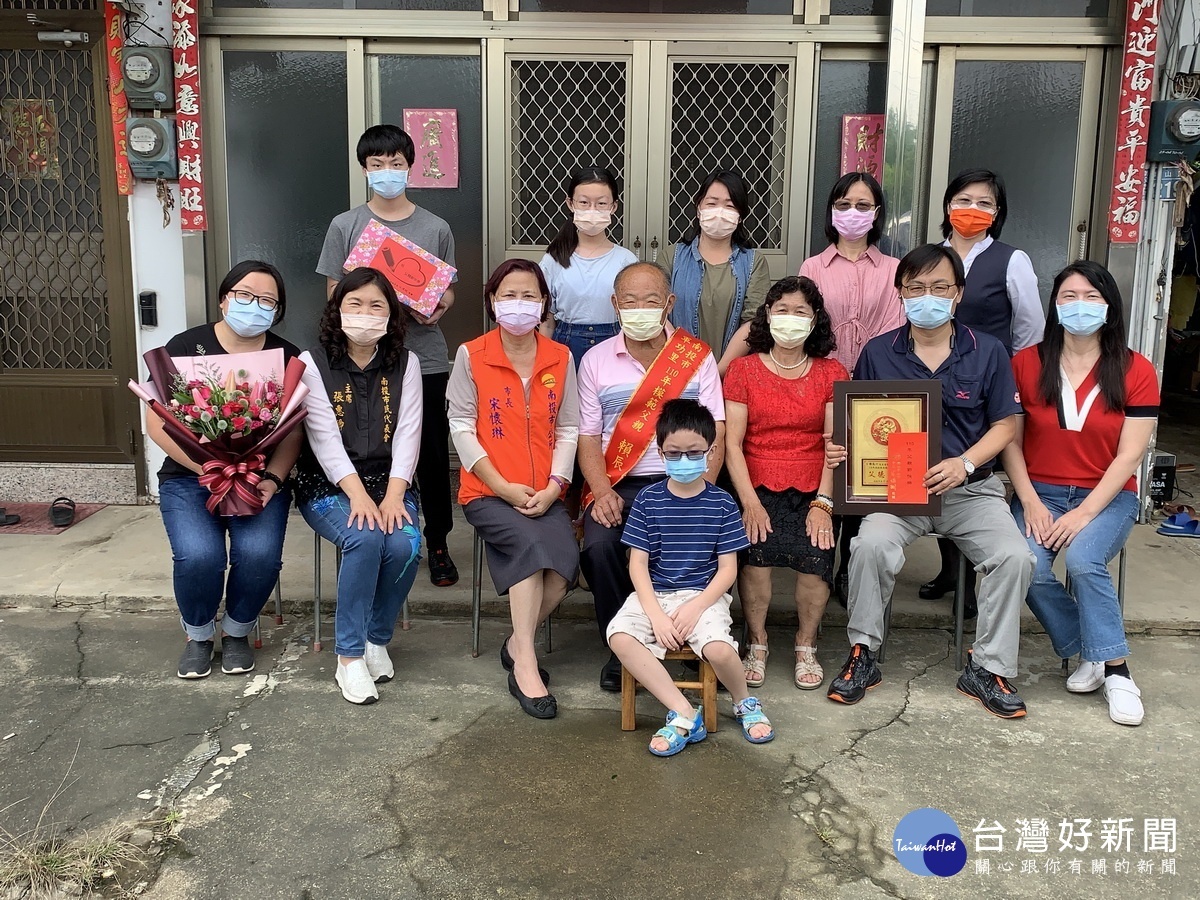 市長和張主席與模範父親家人合影。(市公所提供)