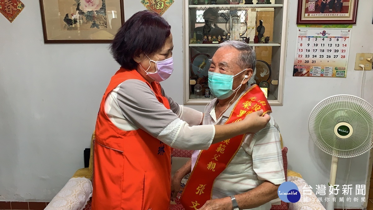 宋市長為模範父親披掛彩帶祝福。(公所提供)