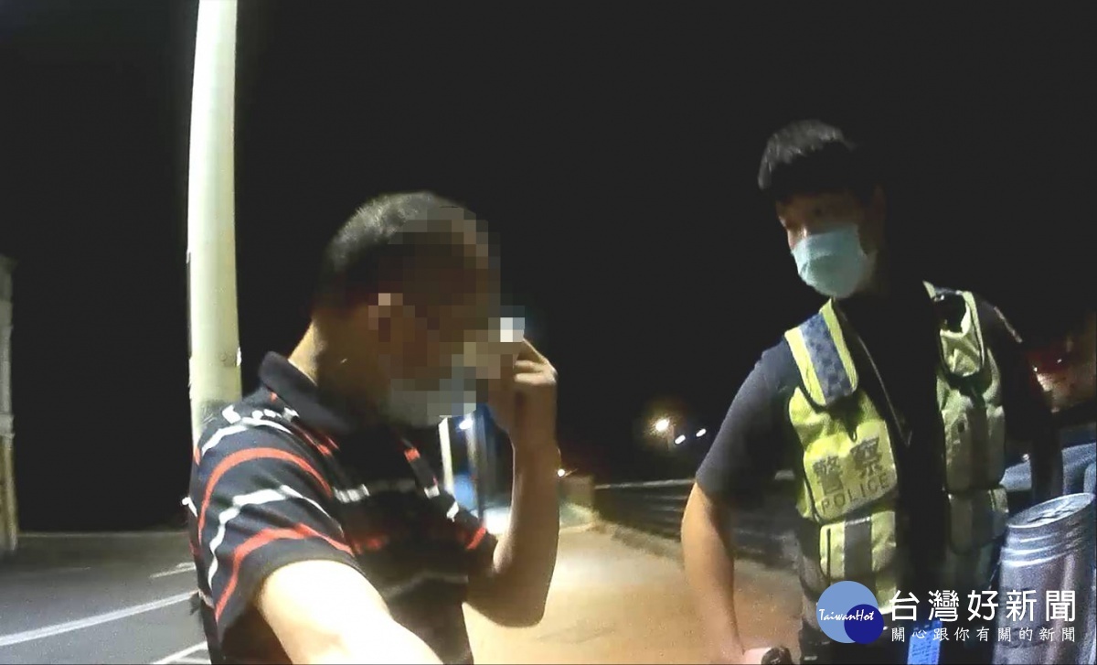 失意男獨坐漁港喝酒澆愁,警方關懷鼓勵解心結