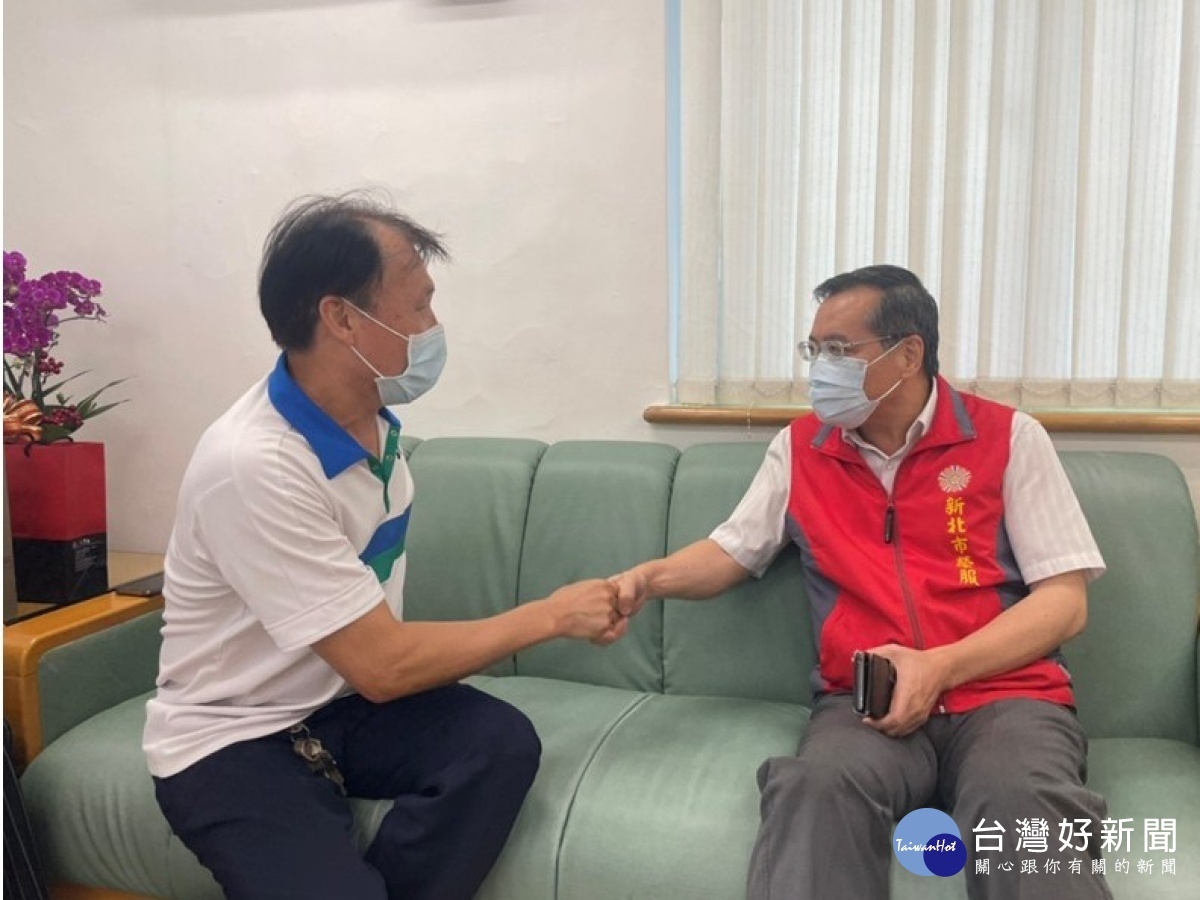 新北市榮服處林火土處長(右)與李峻淯先生(左)為金門同鄉,一見如故,暢談家鄉事