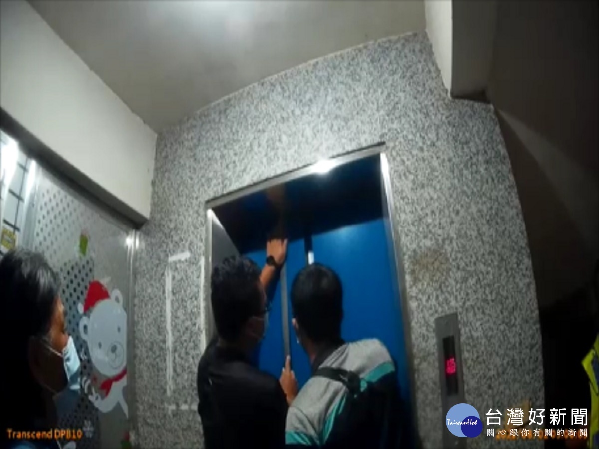 婦深夜受困驚魂電梯求助 警如神兵降臨助其脫身