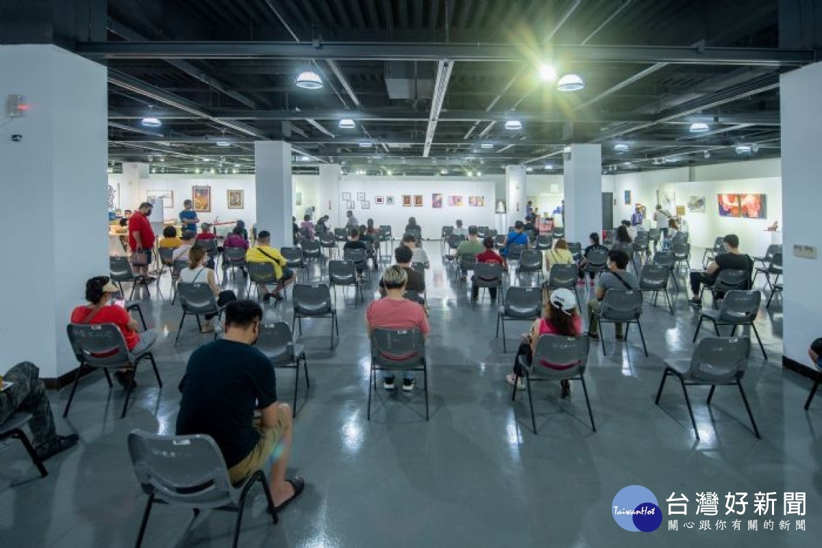 桃園展演中心1樓展場作為疫苗接種站,以寬敞適宜的藝文空間,結合藝文展覽《台美藝術交流協會聯合展》,讓接種民眾駐足欣賞藝術,成功讓藝文活動投入防疫最前線