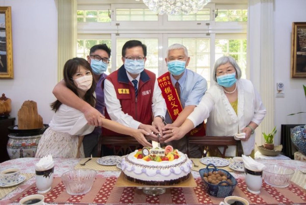 鄭市長與王龍雄賢伉儷及其兒子、媳婦共同切蛋糕,慶祝父親節