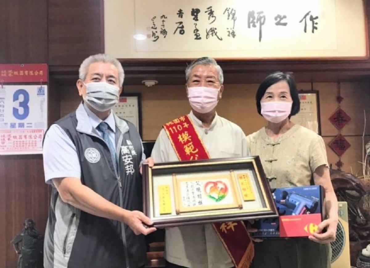 高副市長代表市府,到宅恭喜賴錦祥先生獲選為模範父親