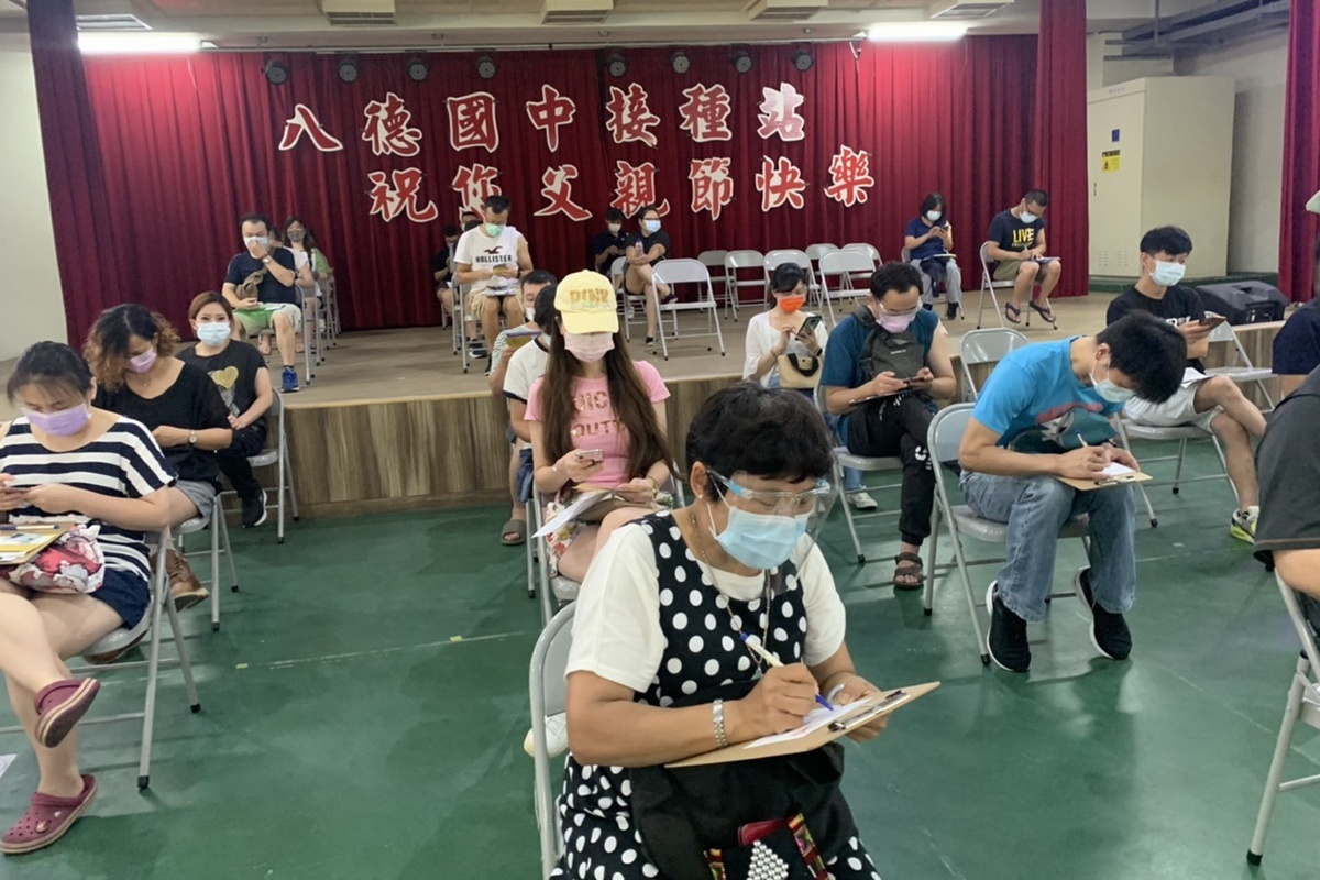 民眾在注射後的15分鐘觀察時間內,於明信片上書寫心中對於家人的愛。