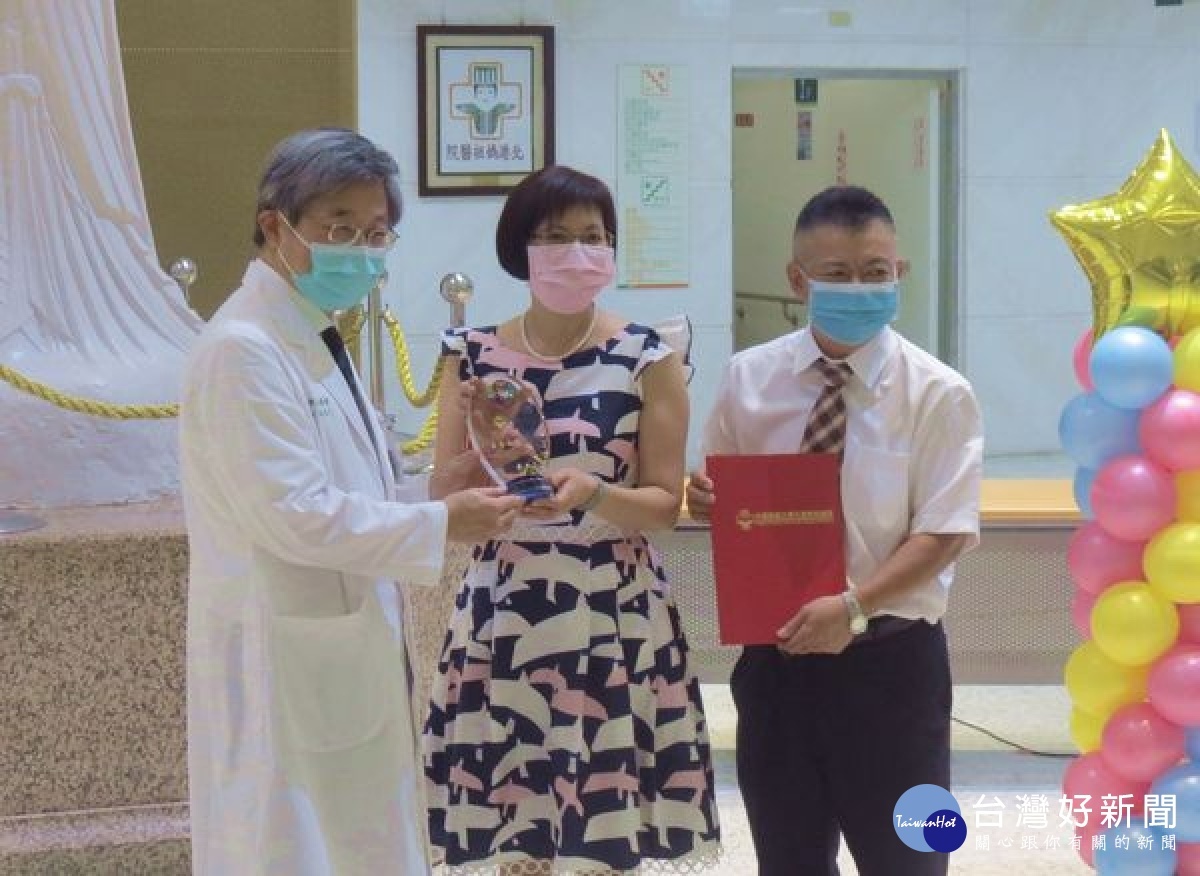 雲林旅外鄉親詹豐成與蔡素珠賢伉儷,事業有成發願回饋故鄉,捐贈北港媽祖醫院實用的復康巴士,盼幫助沿海長者方便就醫。