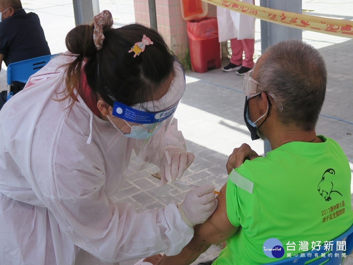 心臟病患打完疫苗猛喝水 醫師:恐引起肺積水