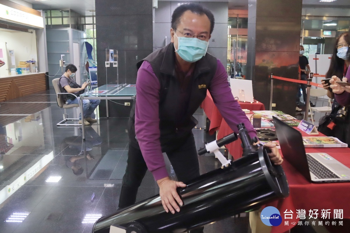 杉林溪展示觀星望遠鏡,不用預約每晚7點半集合。(記者扶小萍攝)