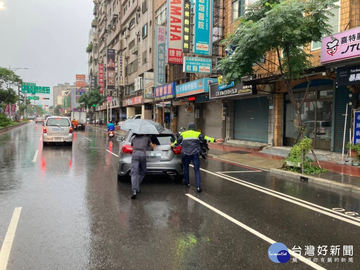 男子駕車路中拋錨,平警冒雨伸援推車解危
