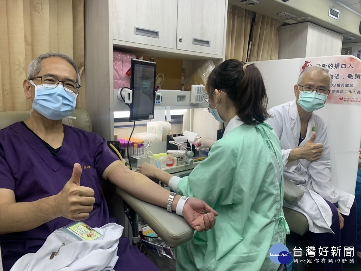 謝院長(右)也來捐血。(竹秀提供)