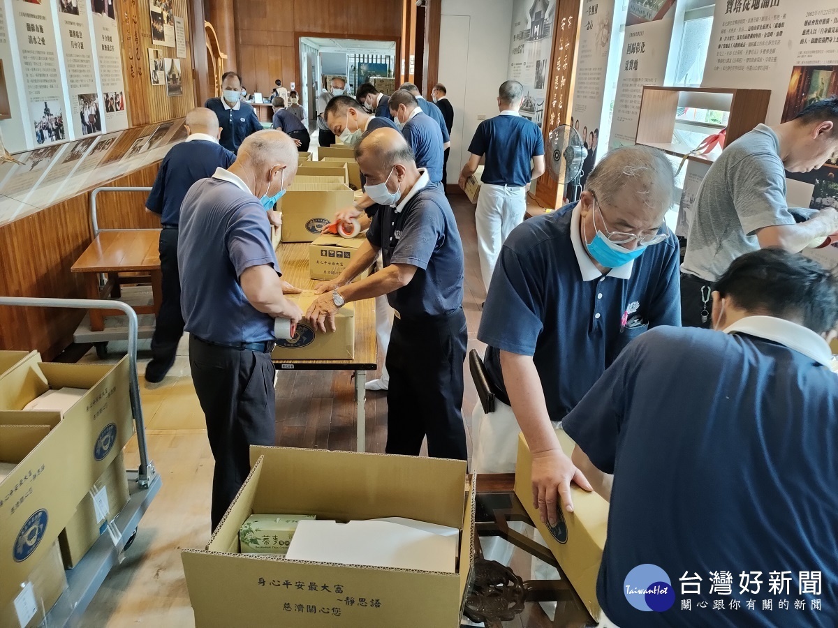 8月5日在彰化靜思堂進行第二批「安心生活箱」打包,許多志工都是為人父親,表示提前過父親節。圖/慈濟基金會提供