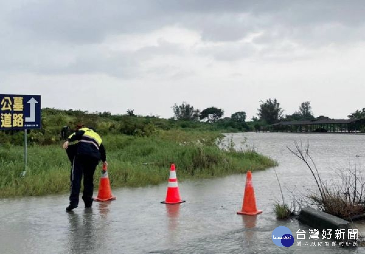 受西南風氣流影響,縣境內風雨不斷,北港警方加強巡邏,並配合相關單位排除路障,而積淹水處亦拉起封鎖線與擺放交通錐疏導管制。