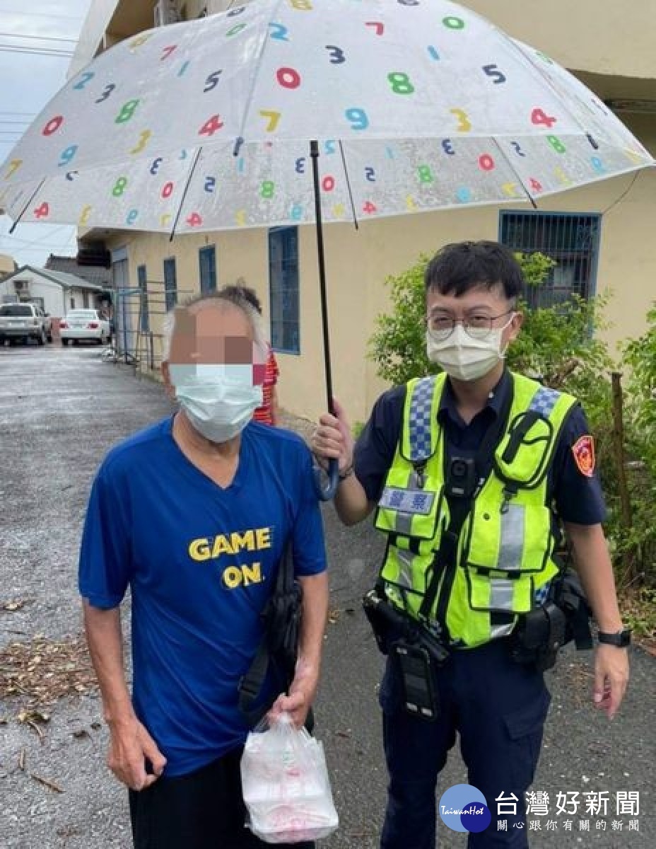 老翁駕駛電動代步車外出買午餐,返程突遇大雨,導致車子拋錨動彈不得,水林所員警及時伸援,將全身淋濕的老翁安全送返家中。