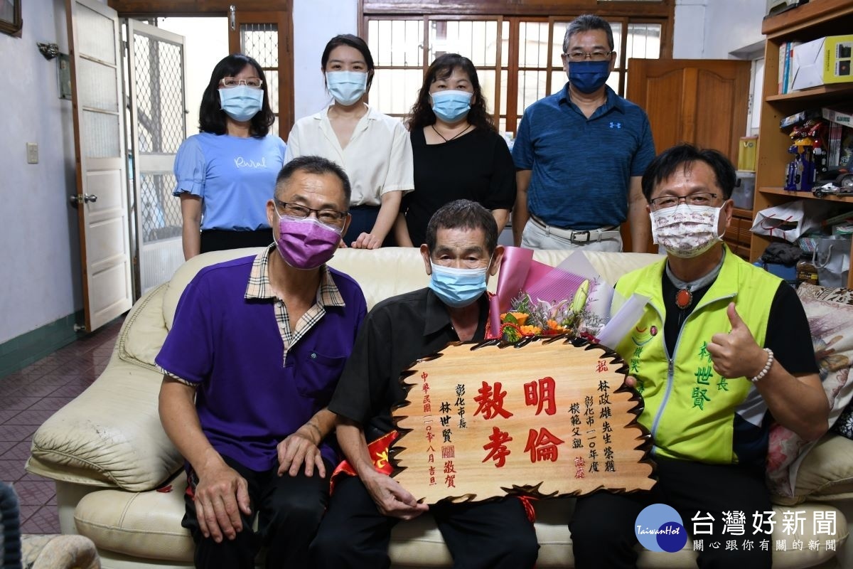 基於疫情與天候考量林世賢市長親自挨家挨戶到模範父親家中表揚。圖/彰化市公所提供