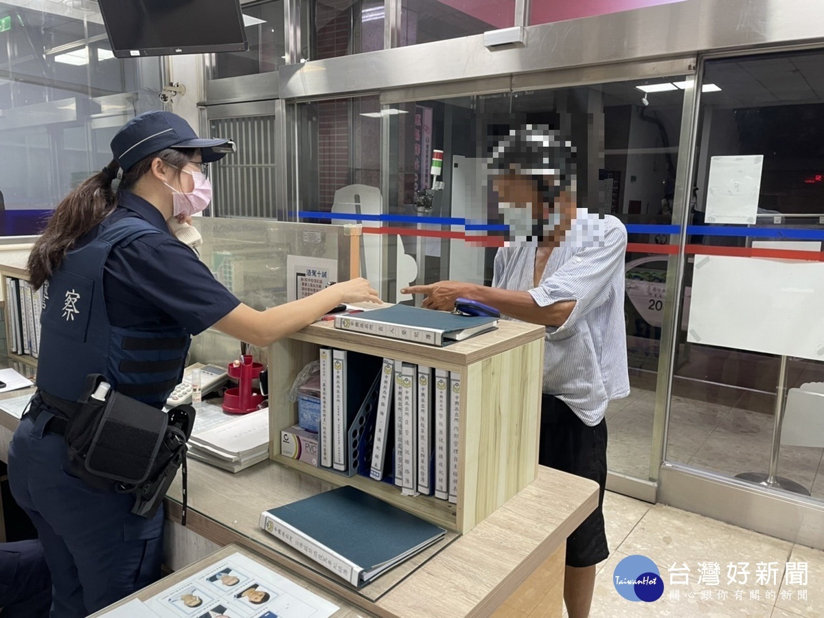 老先生迷途百餘公里到南投中興新村。(中興分局提供)