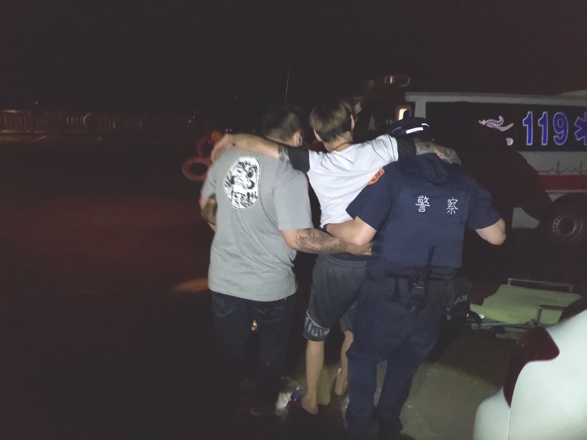 坐堤防看海散心,男子憂鬱症發作警勸就醫