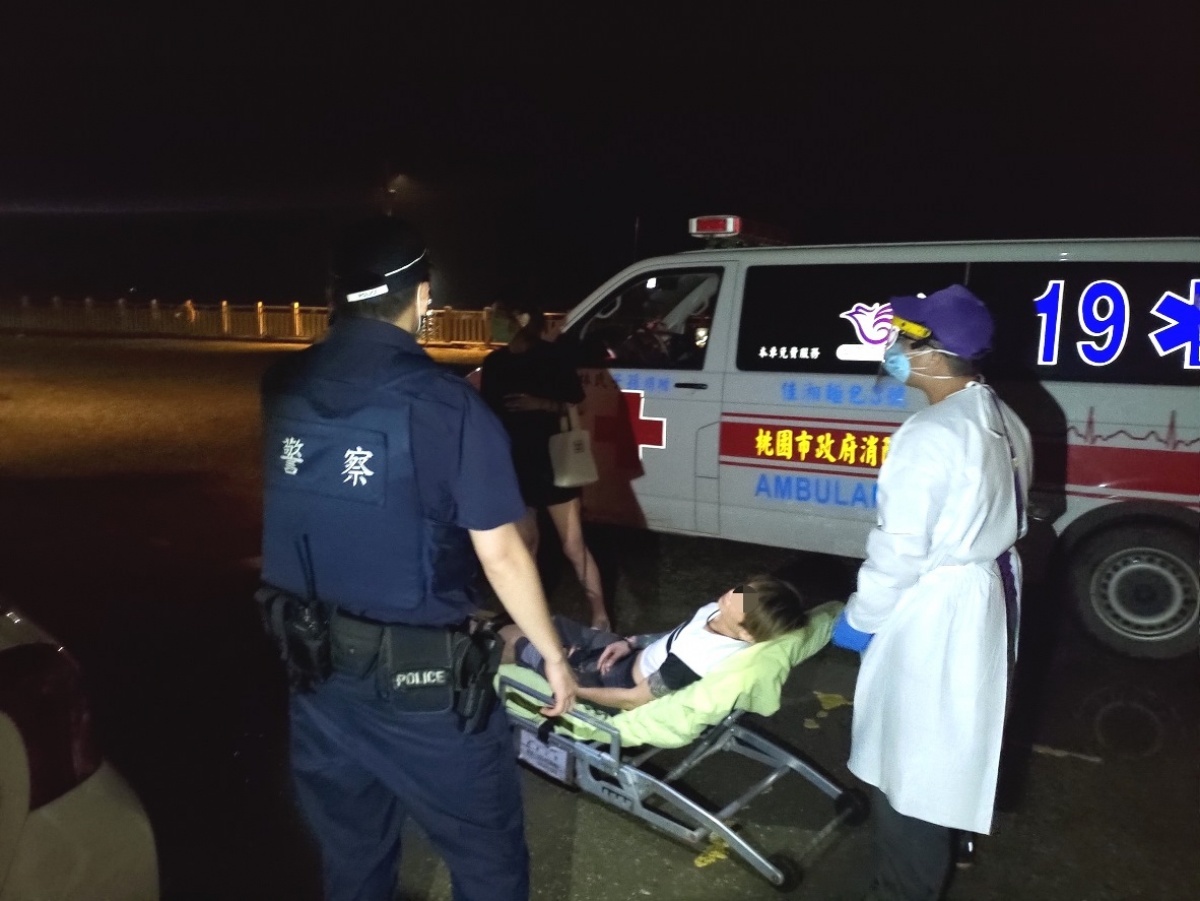 坐堤防看海散心,男子憂鬱症發作警勸就醫