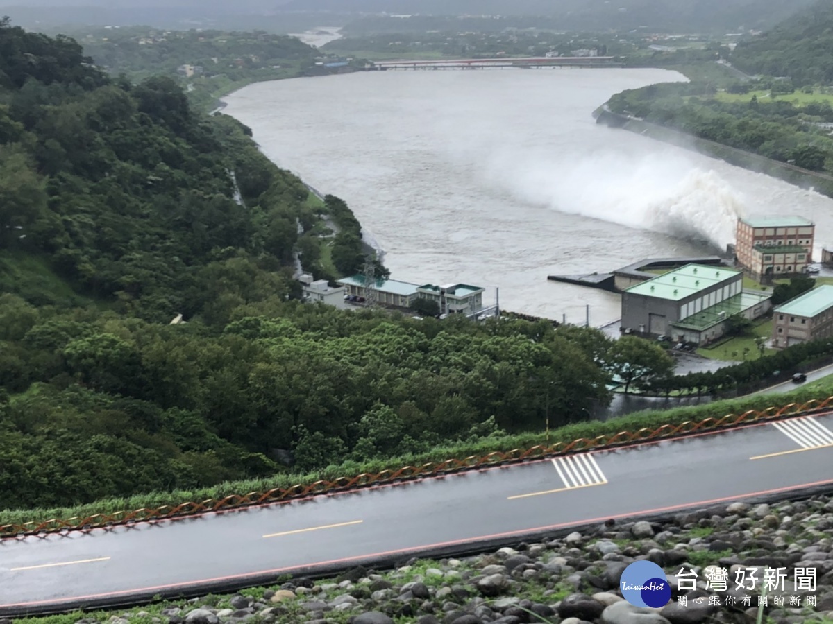 盧碧颱風襲台挾帶豪大雨,石門水庫持續進行調節放水。