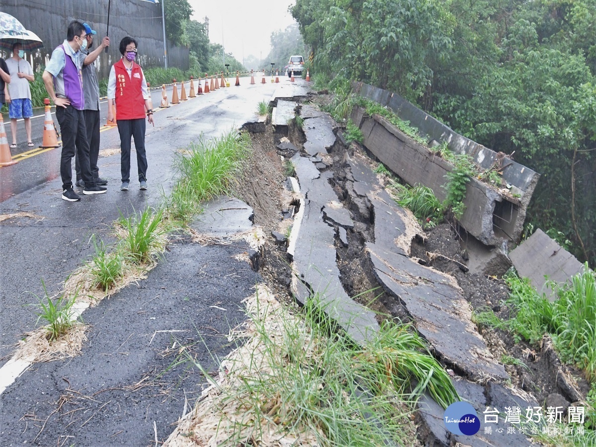 花壇鄉三芬路部分路段道路坍塌　王惠美勘察指示緊急搶修