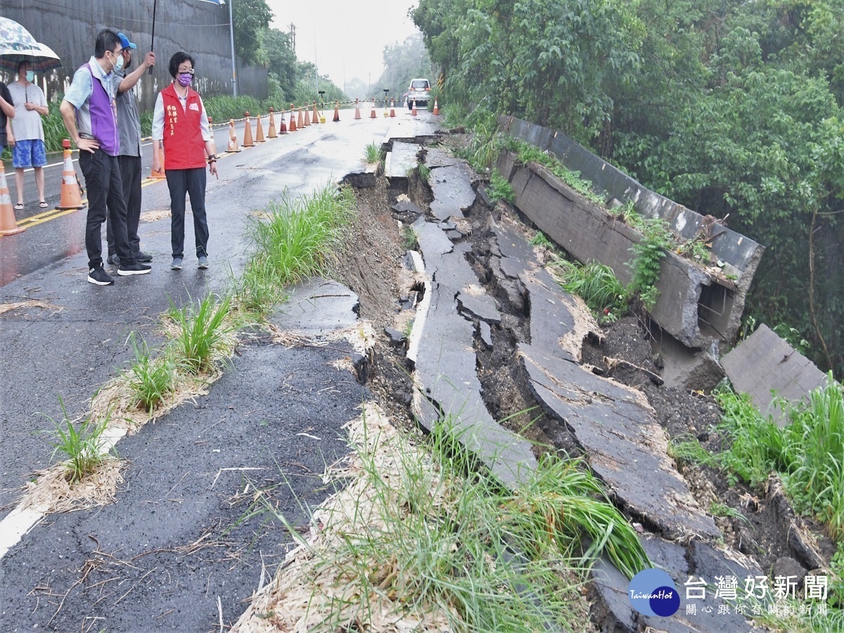 花壇鄉三芬路部分路段道路坍塌 王惠美勘察指示緊急搶修