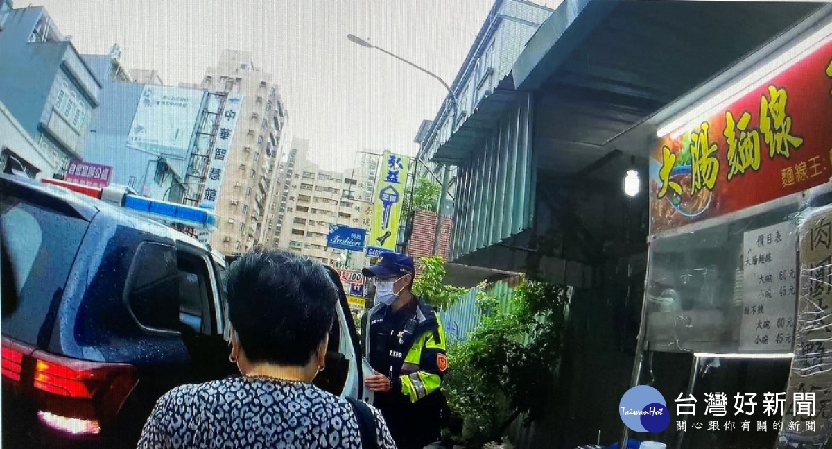擔心婦人提百萬現金安危,中壢警暖心主動護鈔