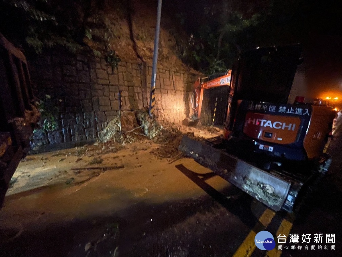 豪雨釀土石坍方,龜警執勤發現即現場交管協助路障清除降低災情