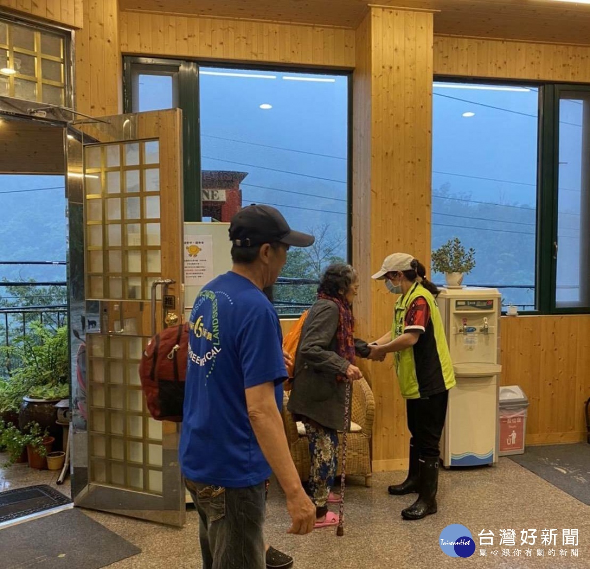 協助疏散該處里民共13人撤離,並安置於小烏來山莊