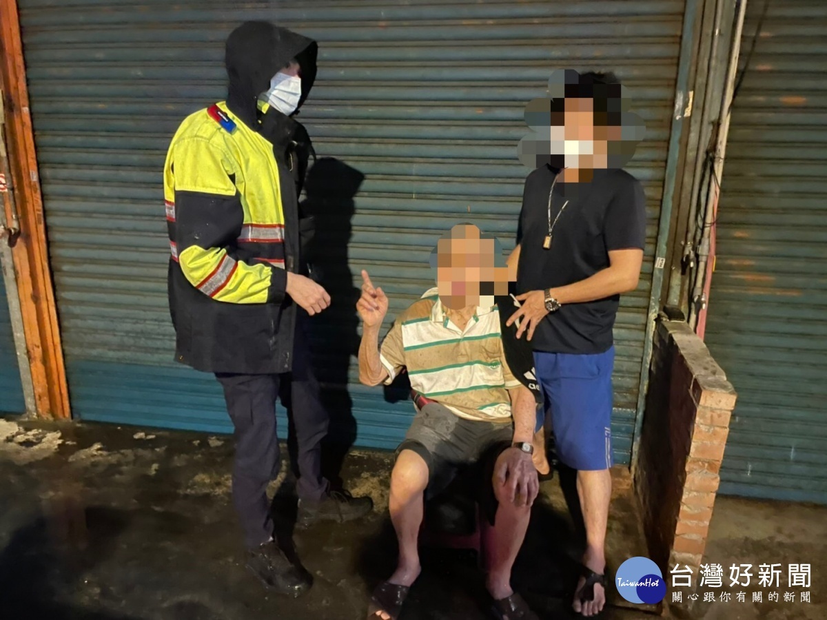 颱風夜九旬失智翁外出忘返家,警員護送返家