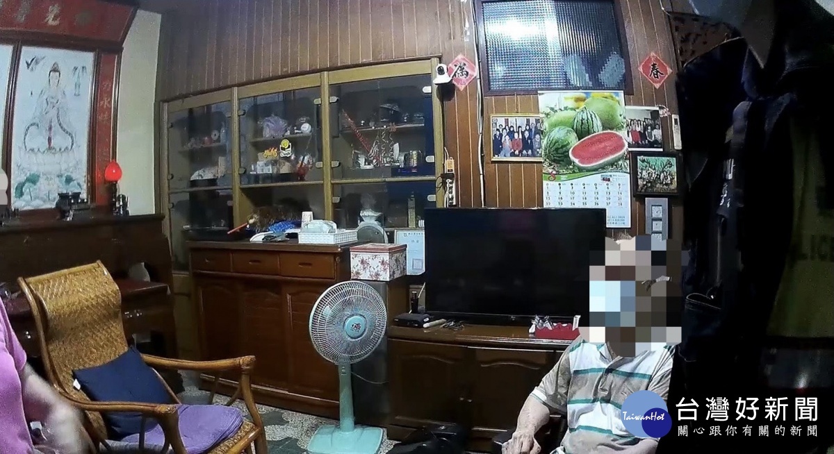 颱風夜九旬失智翁外出忘返家,警員護送返家