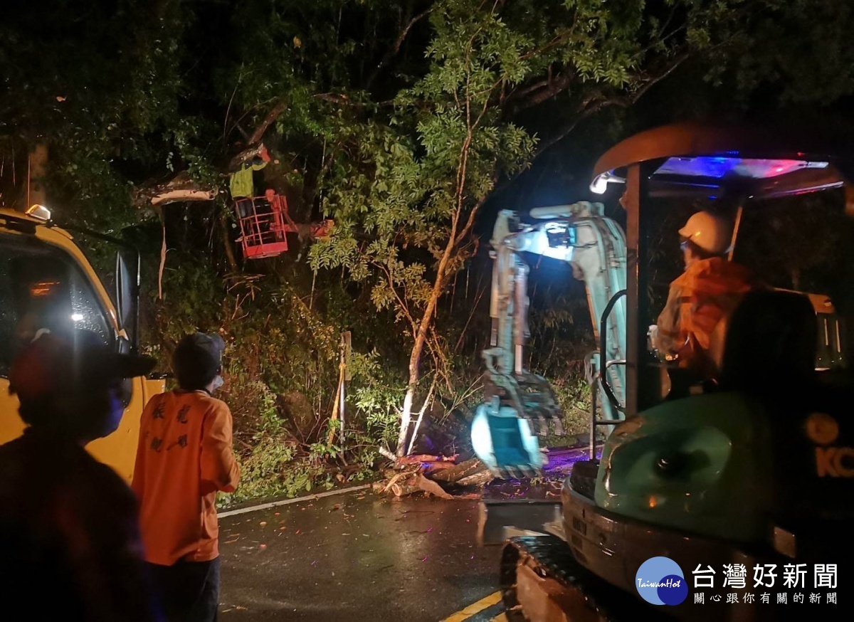 復興區民宅土石流及路樹倒塌,大溪警協助處理災情