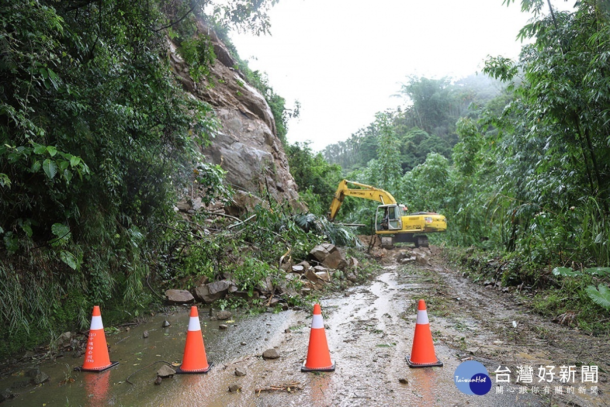 中埔鄉嘉135線邊坡坍方道路中斷／陳致愷翻攝