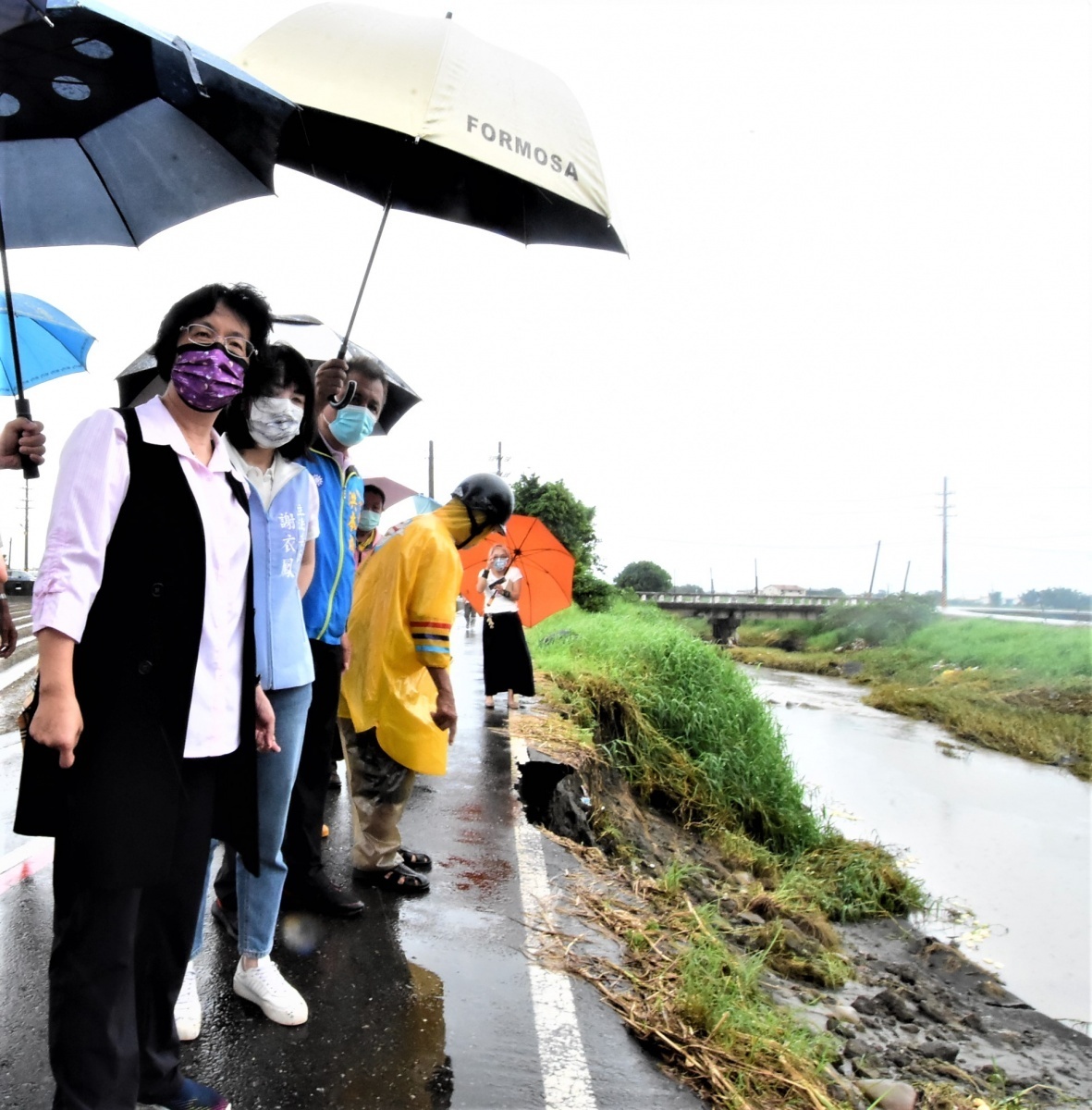 縣長王惠美埔鹽視察堤岸,立委謝衣鳯、縣議員洪本成、縣議員陳玉姬服務處主任吳建興、埔鹽鄉長許文萍、埔鹽鄉民代表會主席施春貴等人陪同。圖/彰化縣政府提供