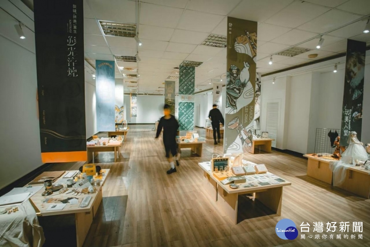視傳系進修部畢業成果展於校內展出,作品豐富多元。(圖/嶺東科技大學)