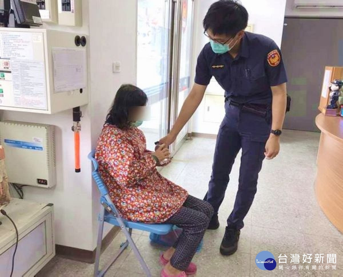 橋頭所巡警發現淋溼的婦人獨自縮躲於廟旁,立即主動上前關心,並將婦人載回警所驅寒,安撫情緒,遂通知家屬安全接回照料。