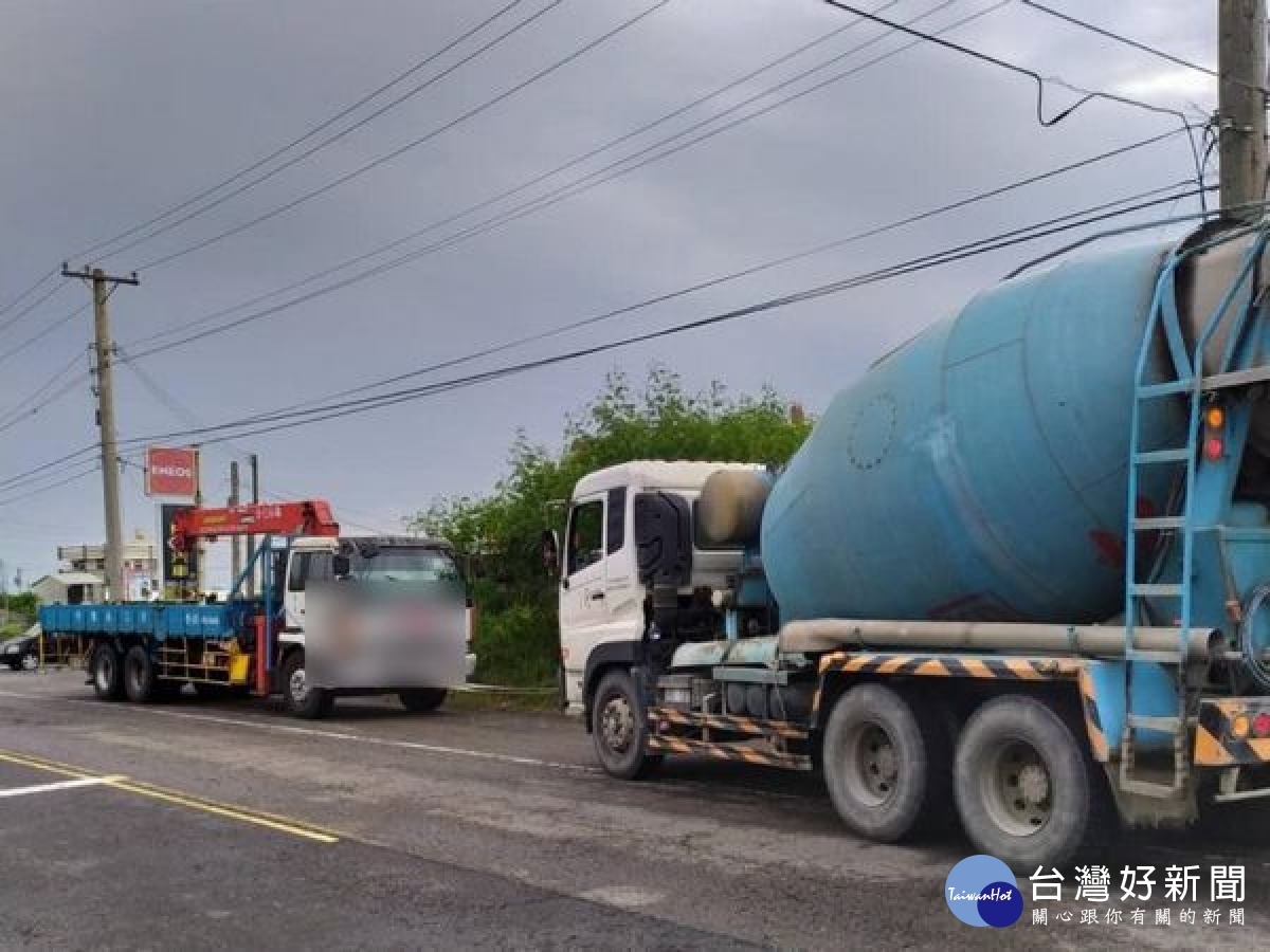 水泥預拌車停等紅燈忽然故障,卡在車道動彈不得,崙豐所巡警發現立即交管警戒,幸好一輛吊車路過伸援,警民合力協助解圍。
