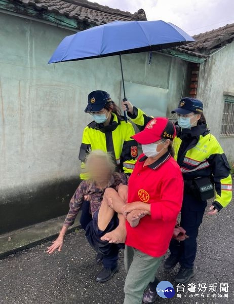 西螺女警獲報協助迷途之失智老婦,冒雨將老婦安全抱送返家,視民如親之舉深獲社區居民讚許及肯定。