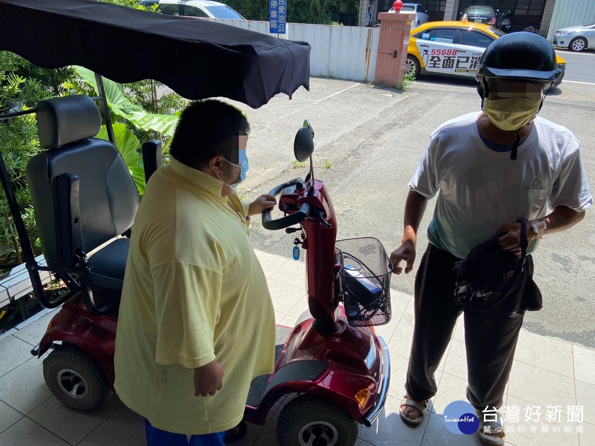 迷途身障青年偷溜外出,暖警協助返家