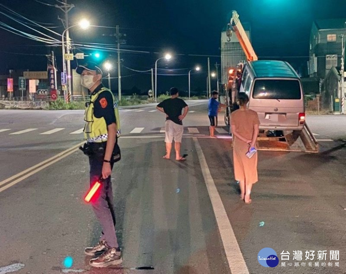 貨車突然熄火,卡在車道發不動,駕駛尷尬又無措,幸好水林所警員巡邏經過,立即挽袖協助將車推至安全處,確保用路人安全。