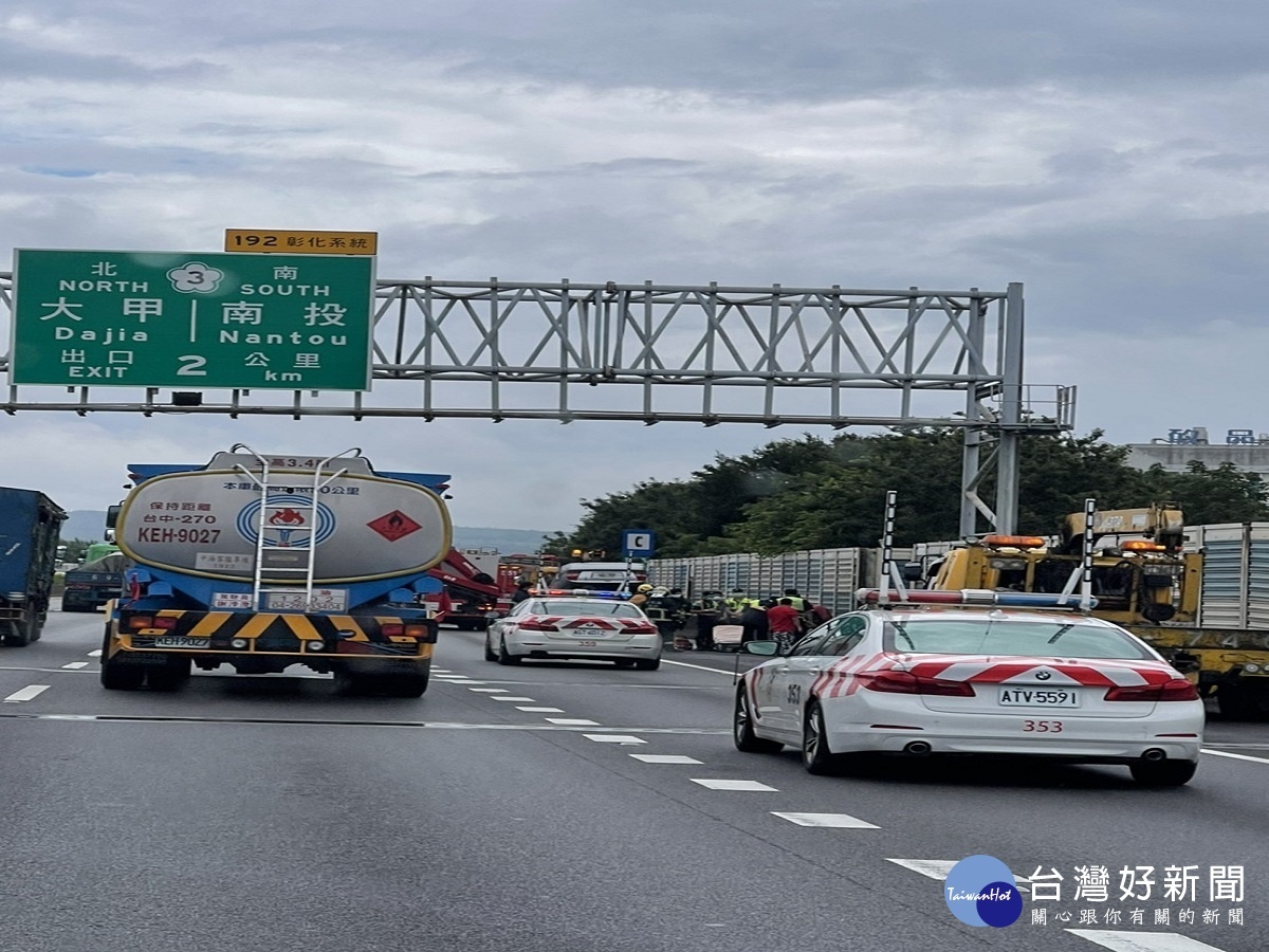 男一絲不掛坐國道路肩護欄　造成車流回堵約半小時