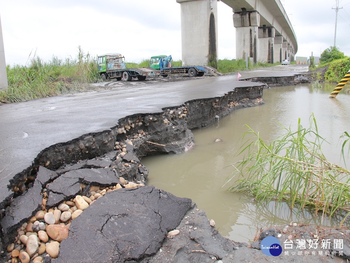 濁水溪暴漲沖垮便道路基 逼近高鐵橋墩恐影響行車安全
