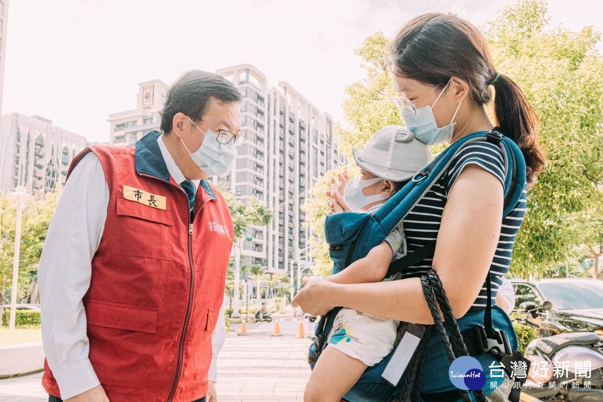 桃園市長鄭文燦視察公設民營桃園托嬰中心恢復收托防疫措施執行情形。